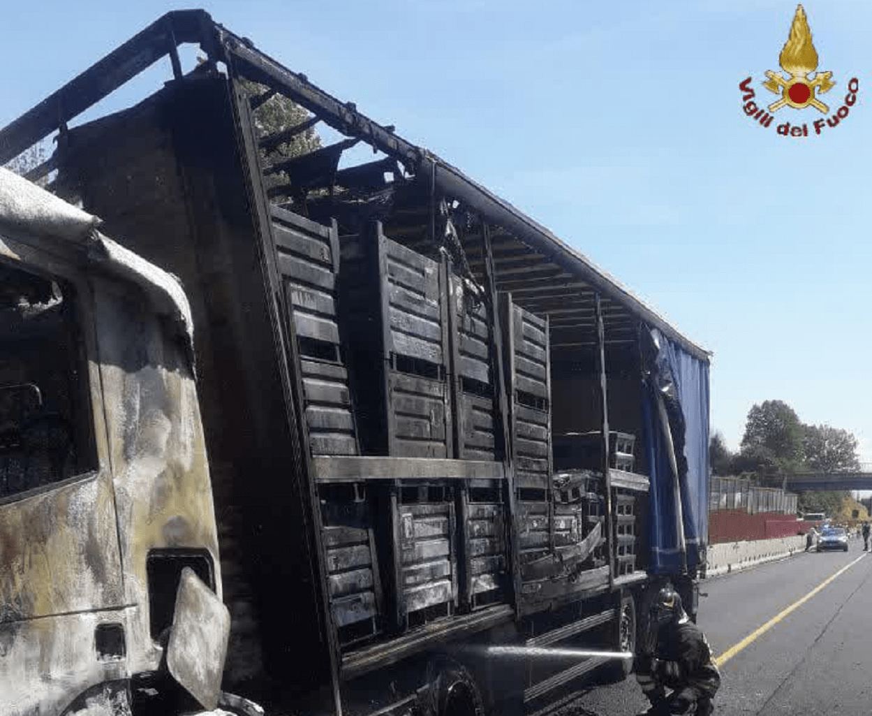 Camion divorato dalle fiamme sull'A1