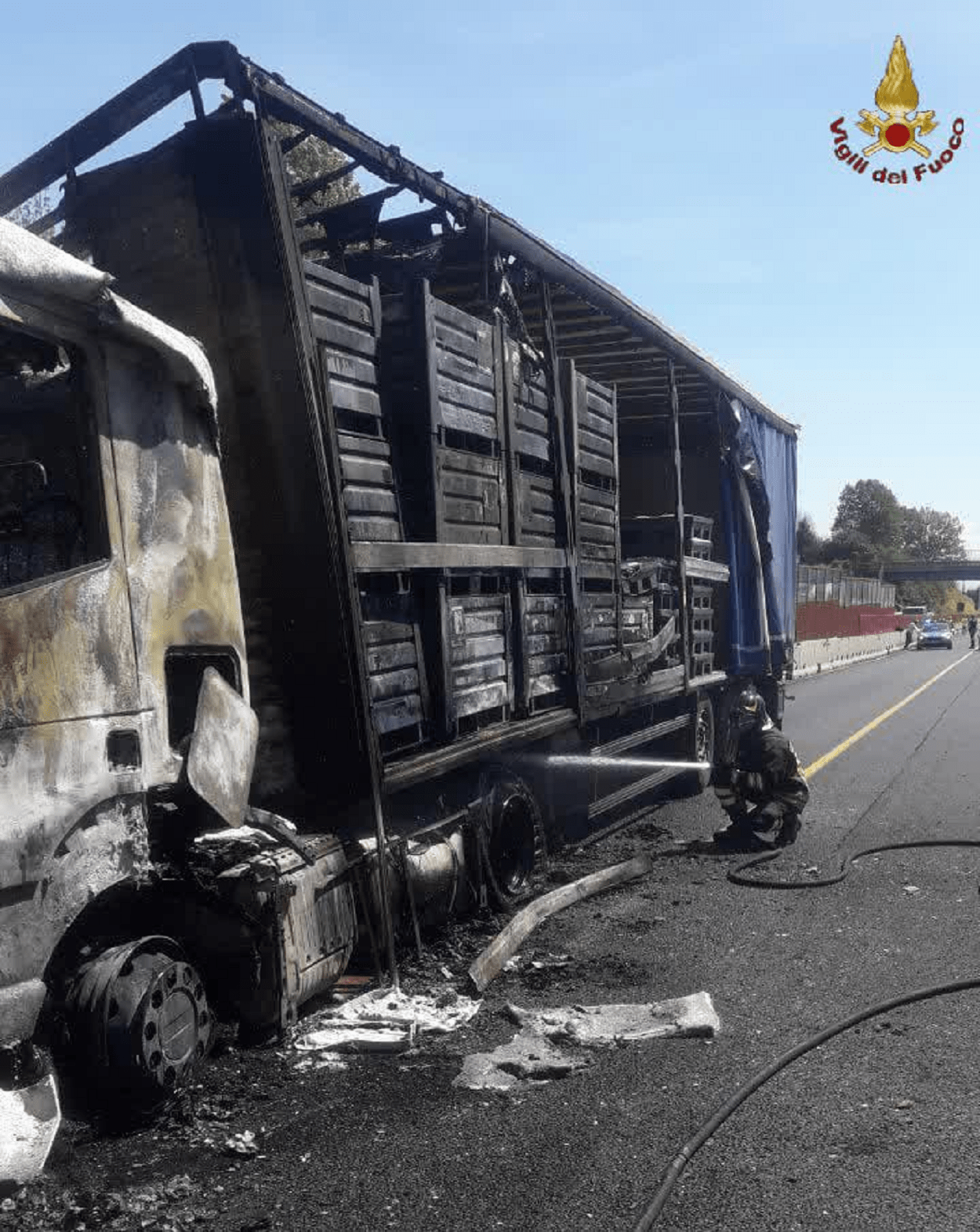 Camion divorato dalle fiamme sull'A1
