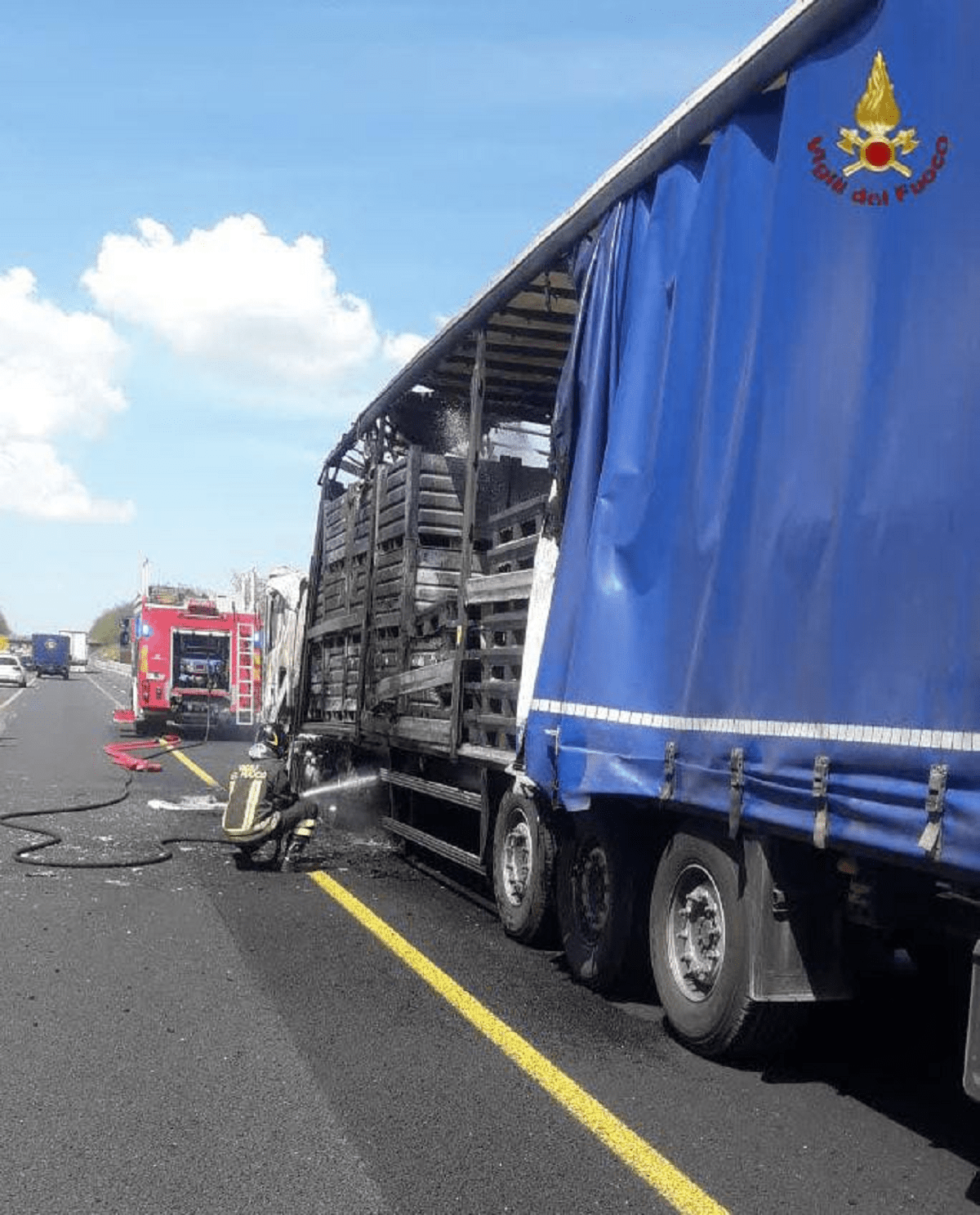 Camion in fiamme sull'A1