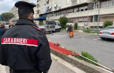 I Carabinieri durante la rimozione delle tettoie e dei cancelli abusivi in via dell'Archeologia a Tor Bella Monaca.