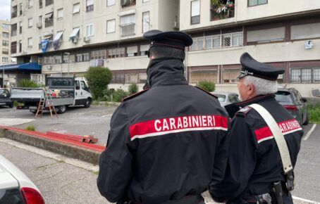 I Carabinieri durante la rimozione delle tettoie e dei cancelli abusivi in via dell'Archeologia a Tor Bella Monaca.