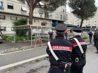I Carabinieri durante la rimozione delle tettoie e dei cancelli abusivi in via dell'Archeologia a Tor Bella Monaca.