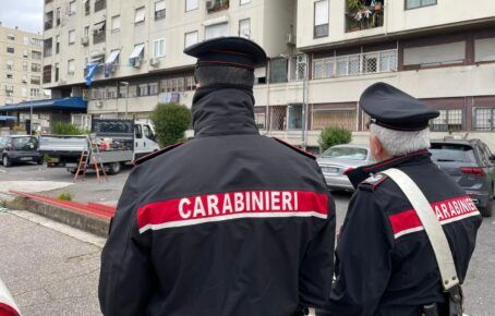 I Carabinieri durante la rimozione delle tettoie e dei cancelli abusivi in via dell'Archeologia a Tor Bella Monaca.