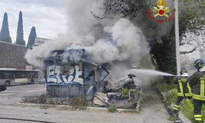 Il chiosco divorato dalle fiamme e l'intervento dei Vigili del Fuoco
