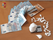 Droga e soldi rinvenuti dalla polizia