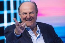 Gerry Scotti che conduce Caduta Libera