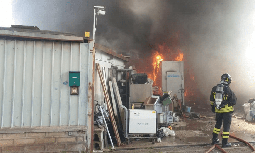Incendio in un capannone a Corcolle. Intervento dei Vigili del Fuoco