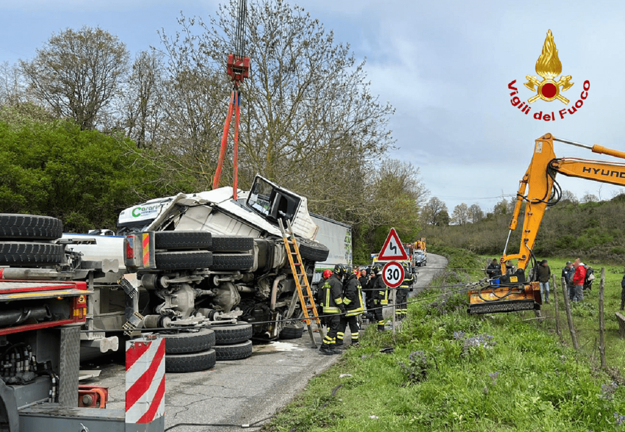 Camion distrutto per incidente