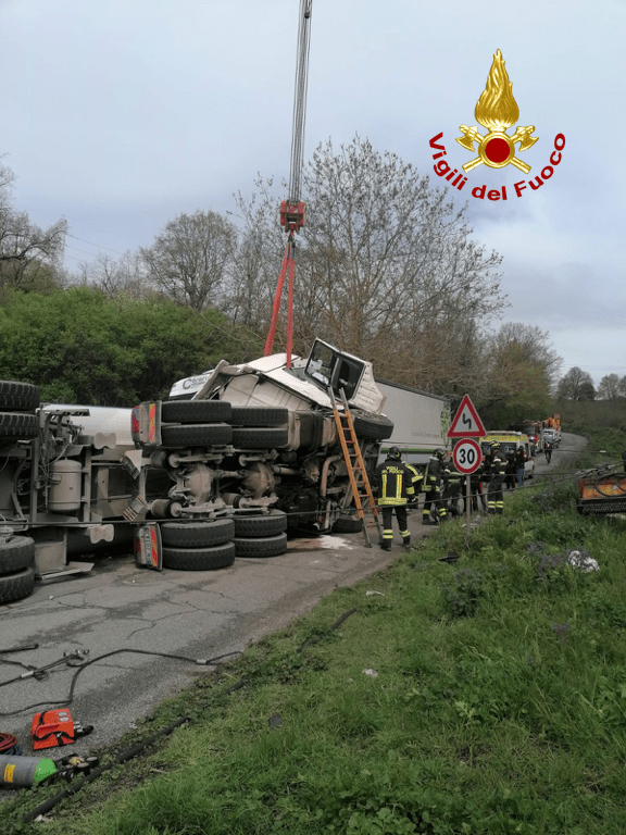 Camion distrutto per incidente