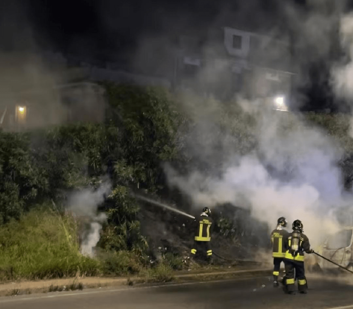 Incendio furgone al lavoro i Vigili del Fuoco