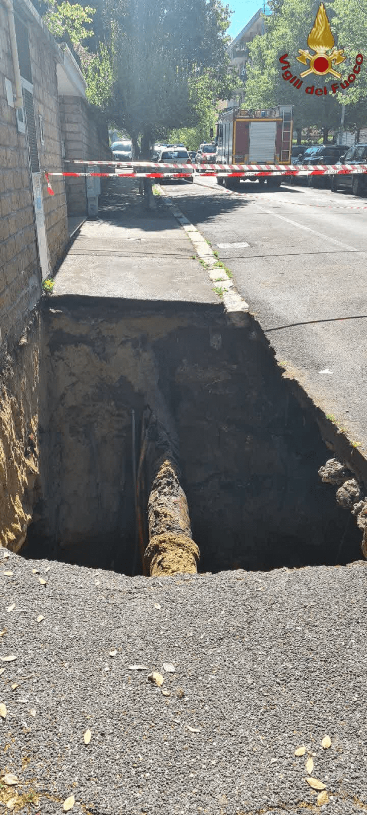 Roma, profonda voragine in strada