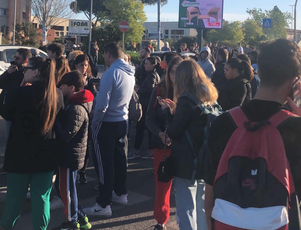 caos navette alla stazione di Acilia