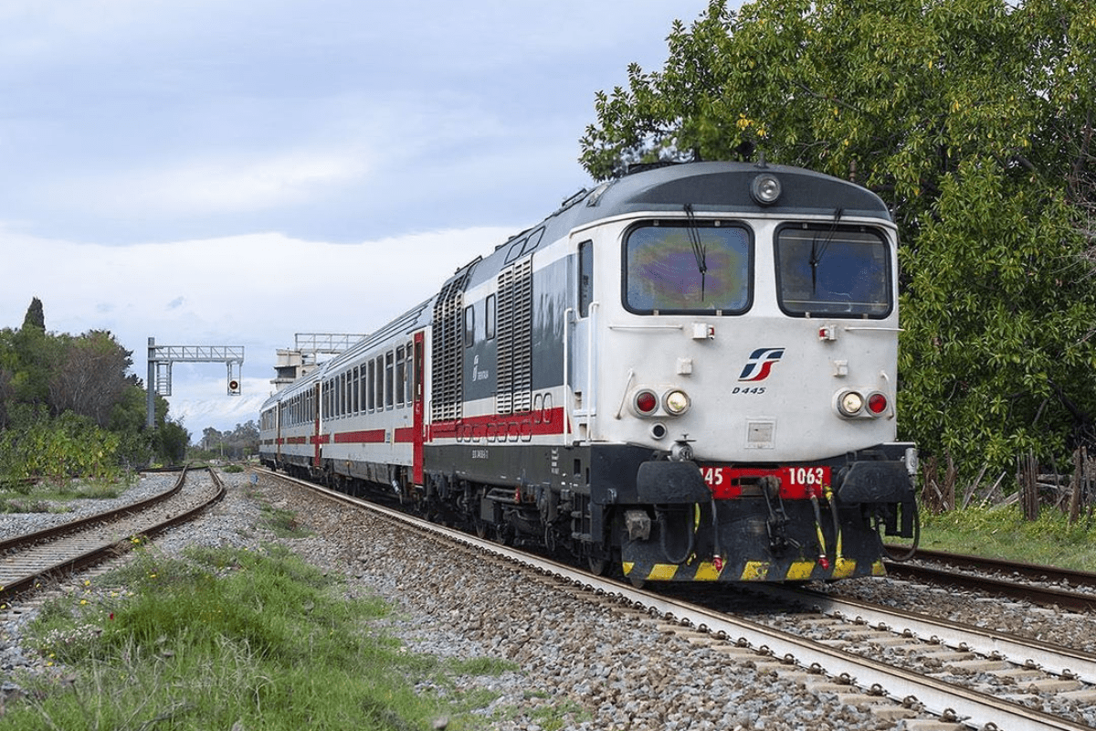 auto sui binari traffico ferroviario bloccato