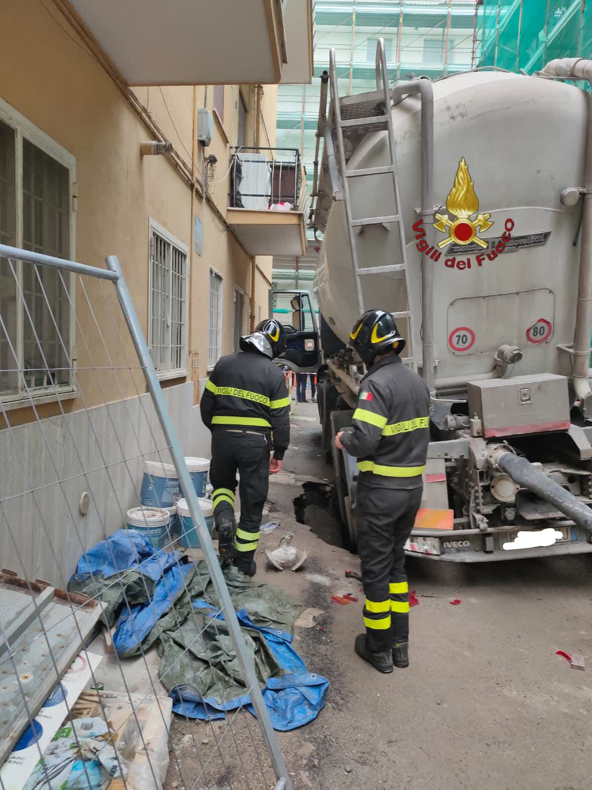 Voragine in strada e l'intervento dei Vigili del Fuoco