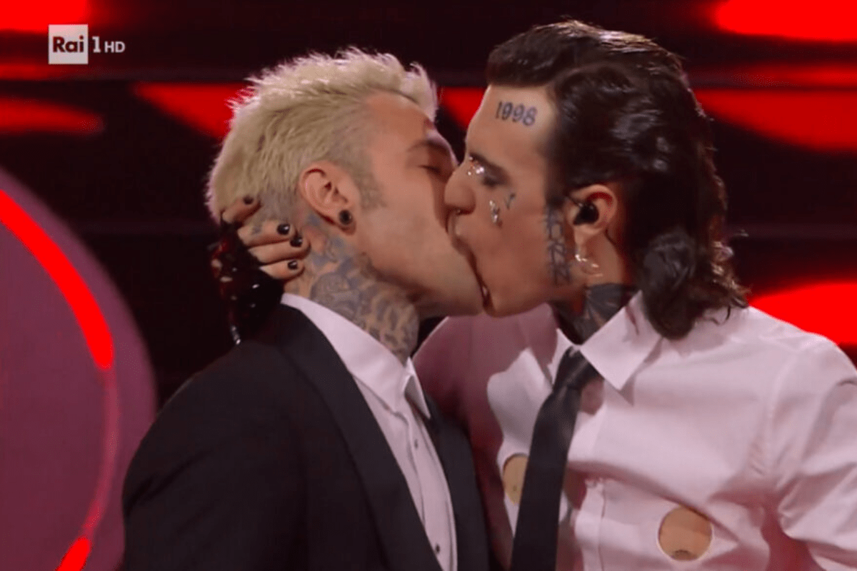 bacio fedez rosa chemical