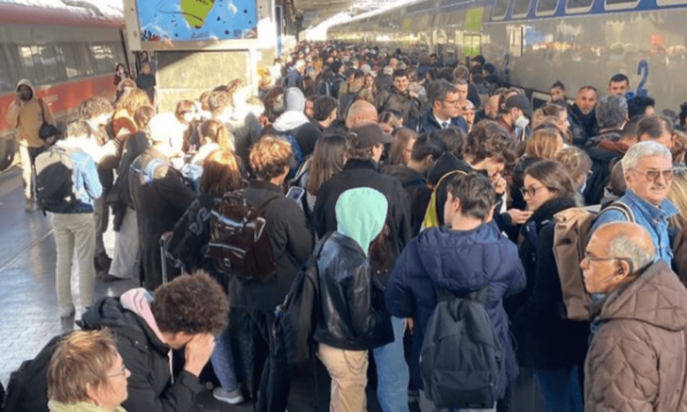 banchine affollate alla stazione Termini