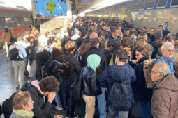 banchine affollate alla stazione Termini