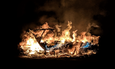 barca in fiamme