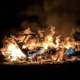 barca in fiamme