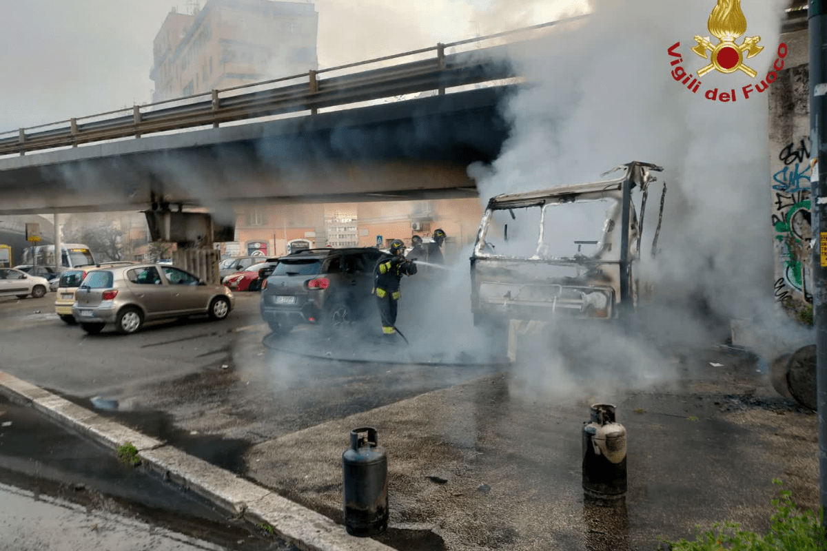 camper in fiamme a Scalo San Lorenzo