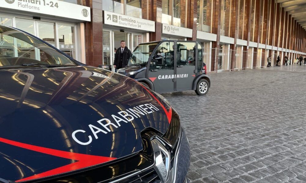 Lite tra stranieri a Termini: 24enne prende a calci e pugni le auto e minaccia i militari Lite tra stranieri a Termini: 24enne prende a calci e pugni le auto e minaccia i militari