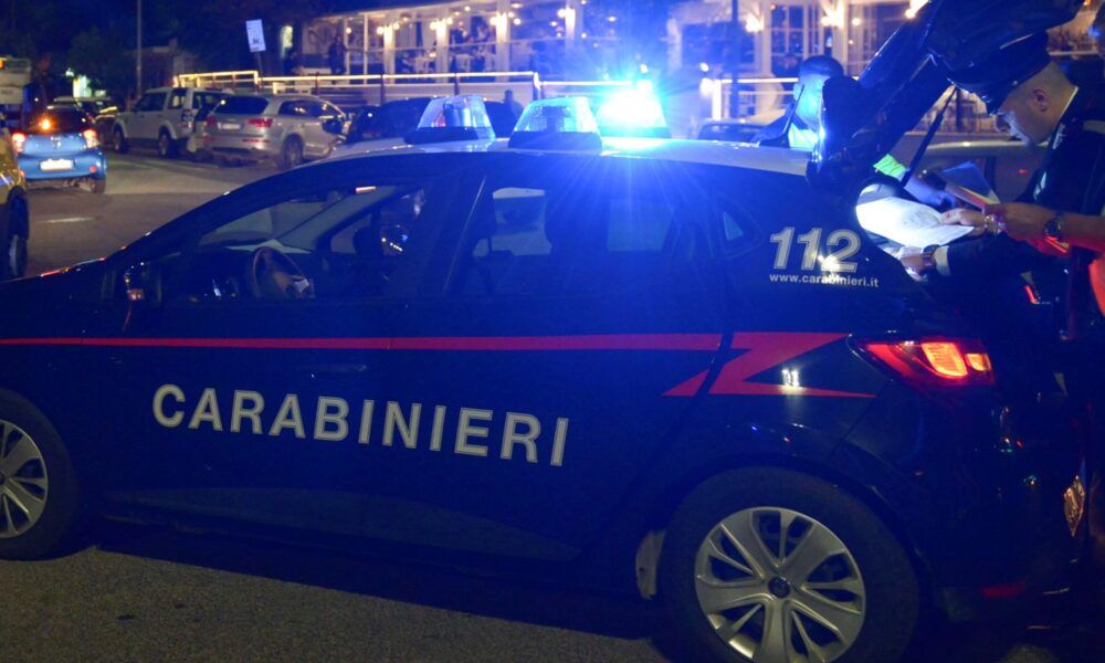 Cassonetto incendiato da un piromane. Indagini dei carabinieri