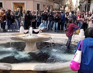 ultima generazione acqua nera in piazza di spagna