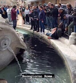 ultima generazione acqua nera in piazza di spagna