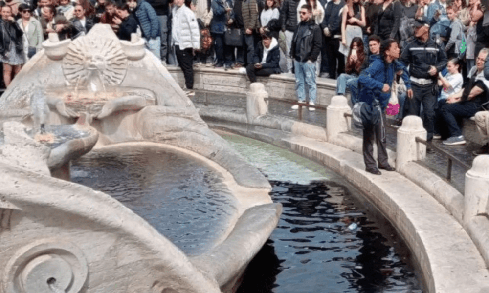 acqua nera nella fontana di piazza di spagna, Ultima Generazione