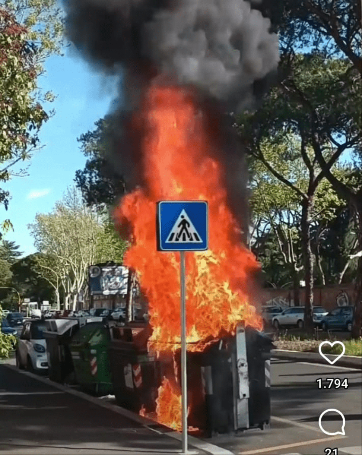 Incendio cassonetto in via Ramazzini roma