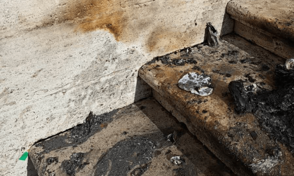 Incendio sui gradini della chiesa de ‘Il Gesù’: denunciato clochard
