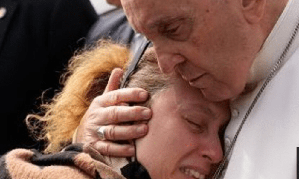 Papa Francesco abbraccia la mamma di Angelica, la bimba morta