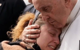 Papa Francesco abbraccia la mamma di Angelica, la bimba morta