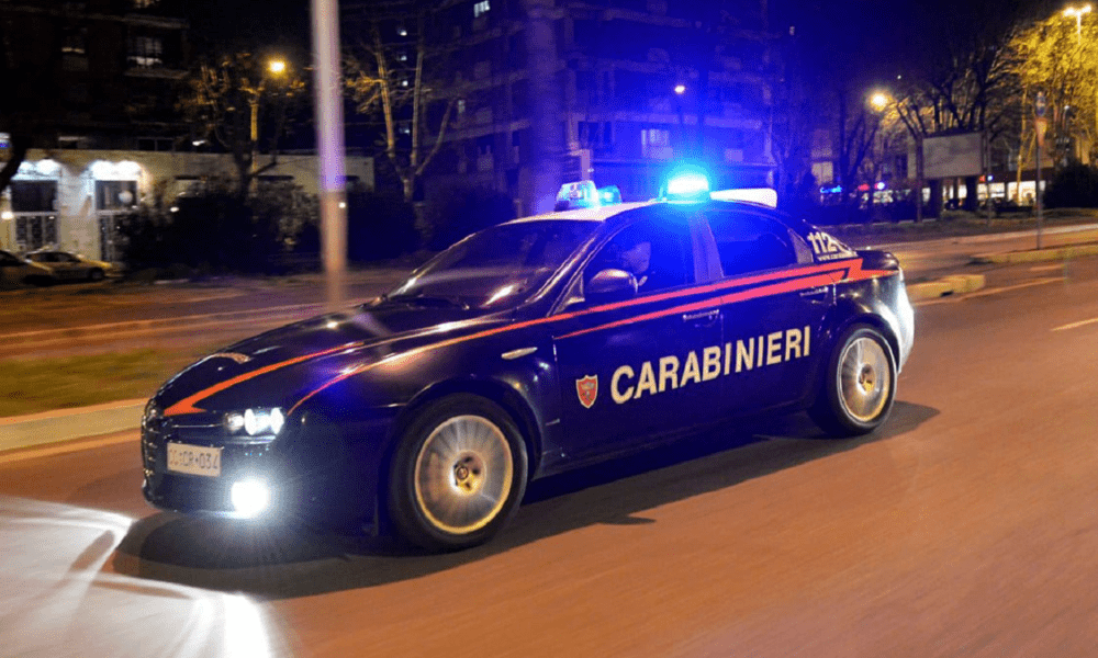 Prima il furto, poi alla vista della polizia scappano su di un furgone. La guardia giurata prova a fermarli sparando alle gomme del mezzo. Fermato dai carabinieri un uomo