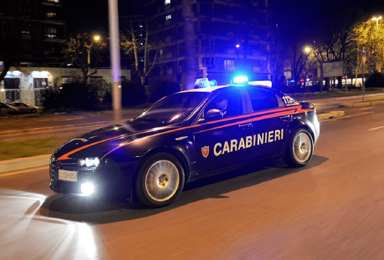 Prima il furto, poi alla vista della polizia scappano su di un furgone. La guardia giurata prova a fermarli sparando alle gomme del mezzo. Fermato dai carabinieri un uomo