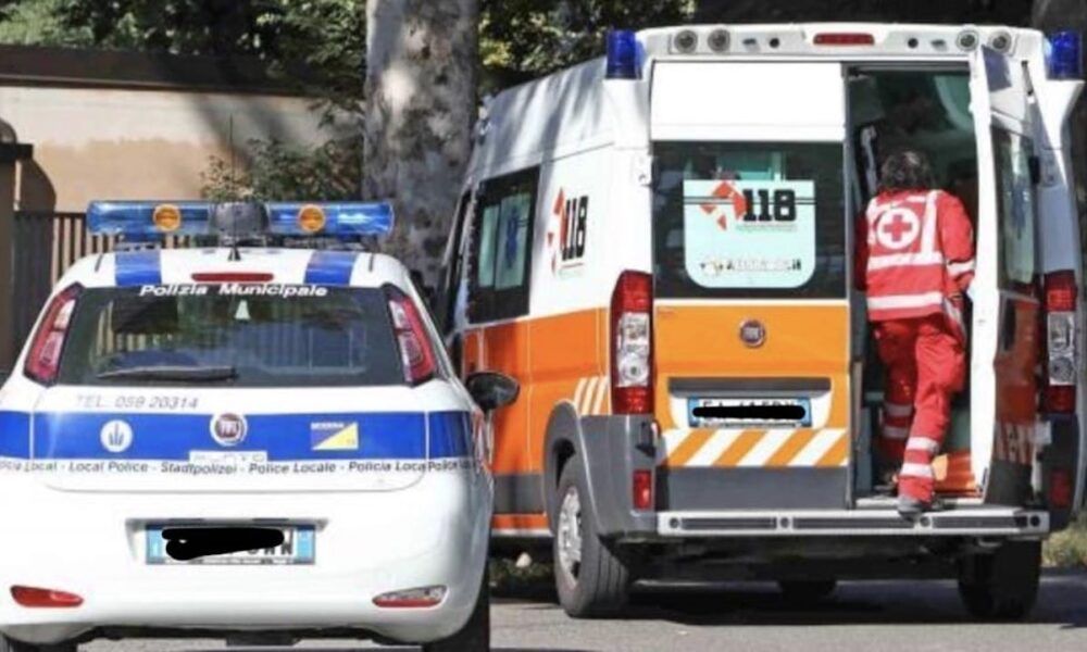 Incidente a Roma impatto tra un’auto e un furgone danneggiato un