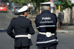 polizia locale chiude la sede di via della Greca