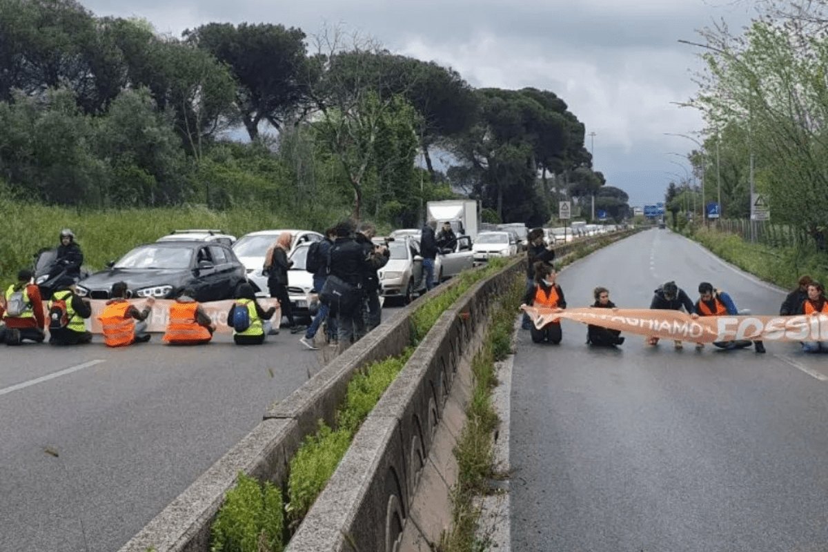 protesta di ultima generazione a via appia nuova