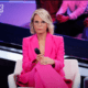 Maria De Filippi che presenta la puntata finale del serale di Amici 22