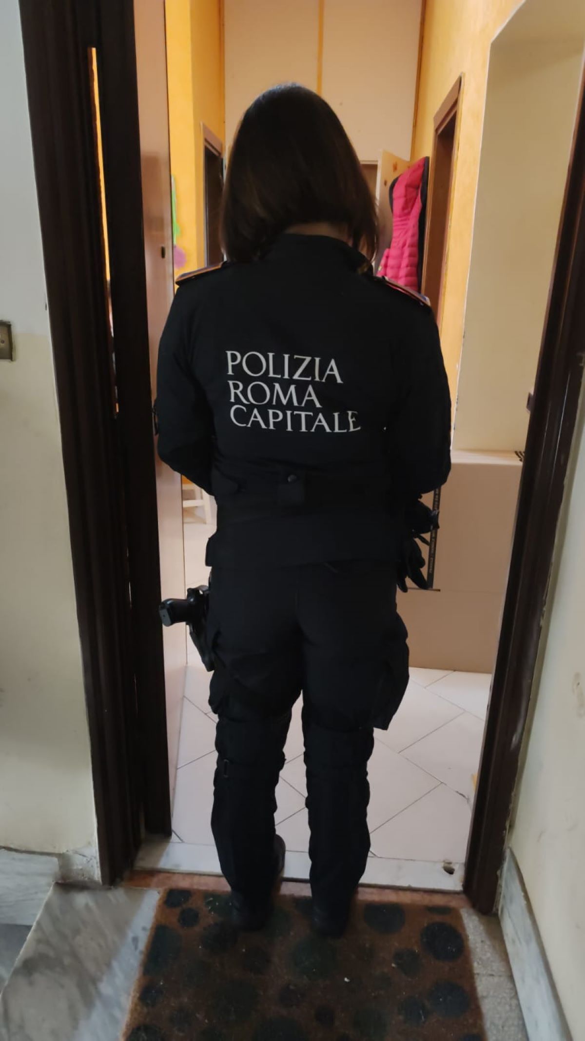 Polizia locale nello sgombero a San Basilio
