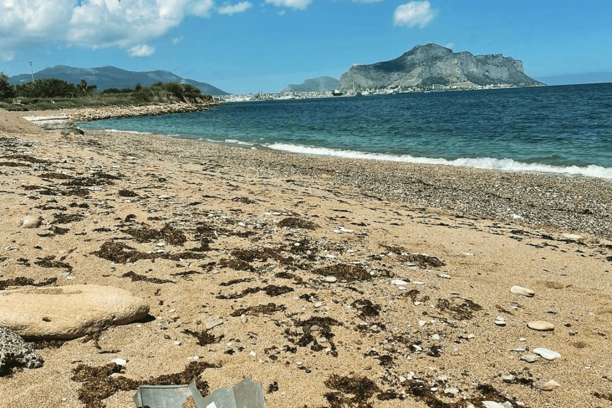 spiaggia piena di rifiuti