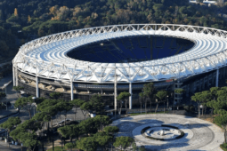 Abbracciati agli ultrà partenopei sul lungomare di Napoli, cresce l'allerta per l'arrivo a Roma dei tifosi olandesi del Feyenoord mercoledì