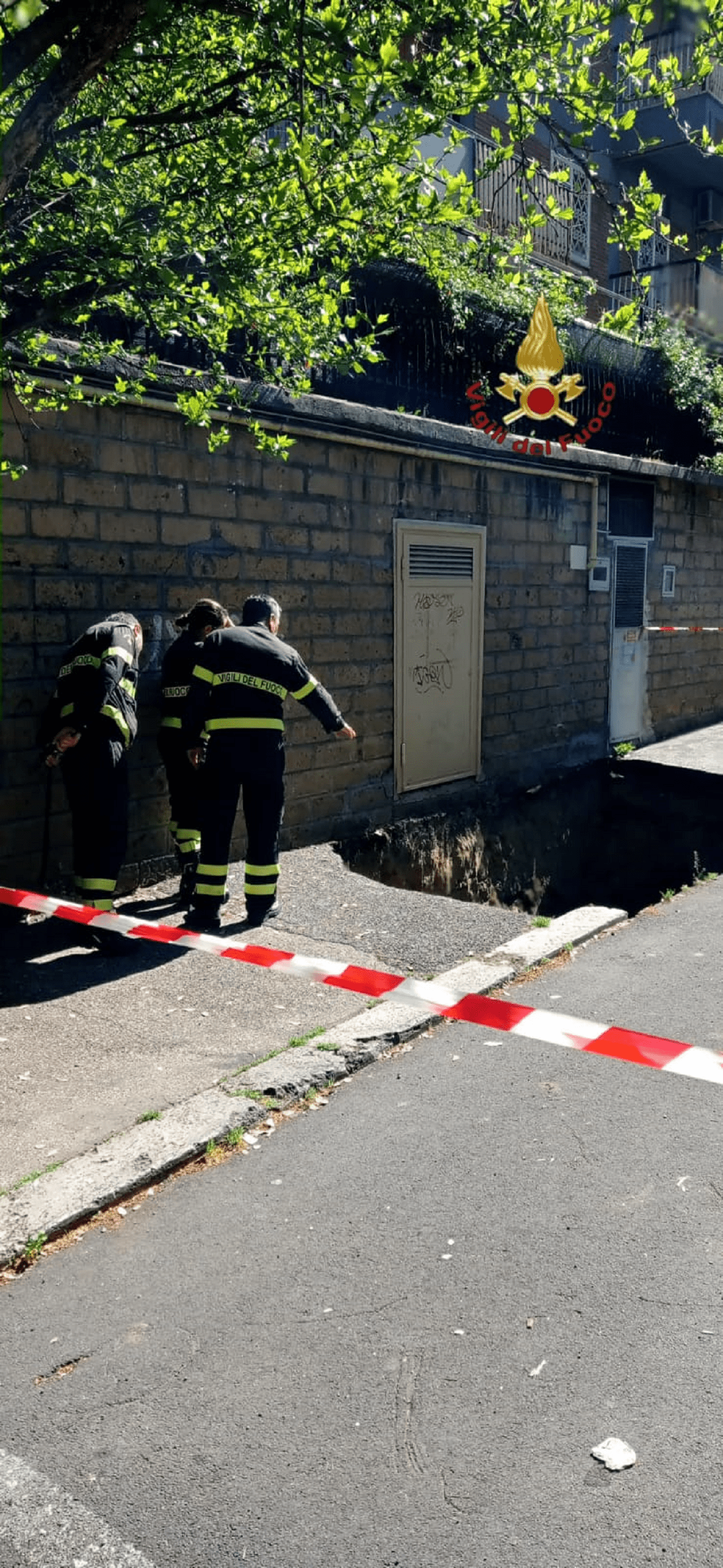 Roma, profonda voragine in strada