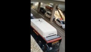 lanciano il microonde su un autobus