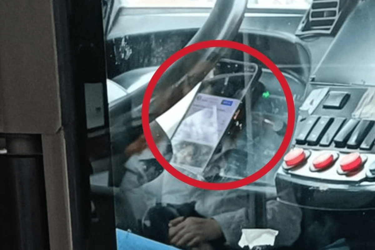 Autista ATAC guarda Instagram mentre guida il bus