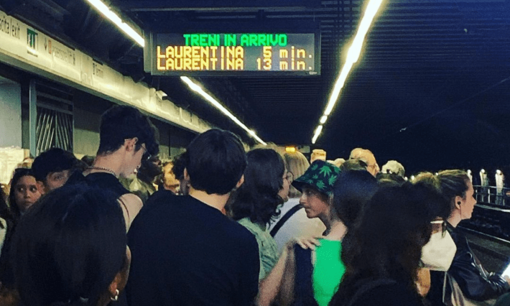Banchina affollata sulla Metro B di ATAC a Roma