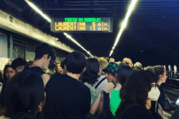Banchina affollata sulla Metro B di ATAC a Roma