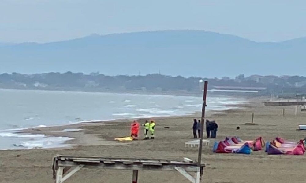 Cadavere in spiaggia Passoscuro