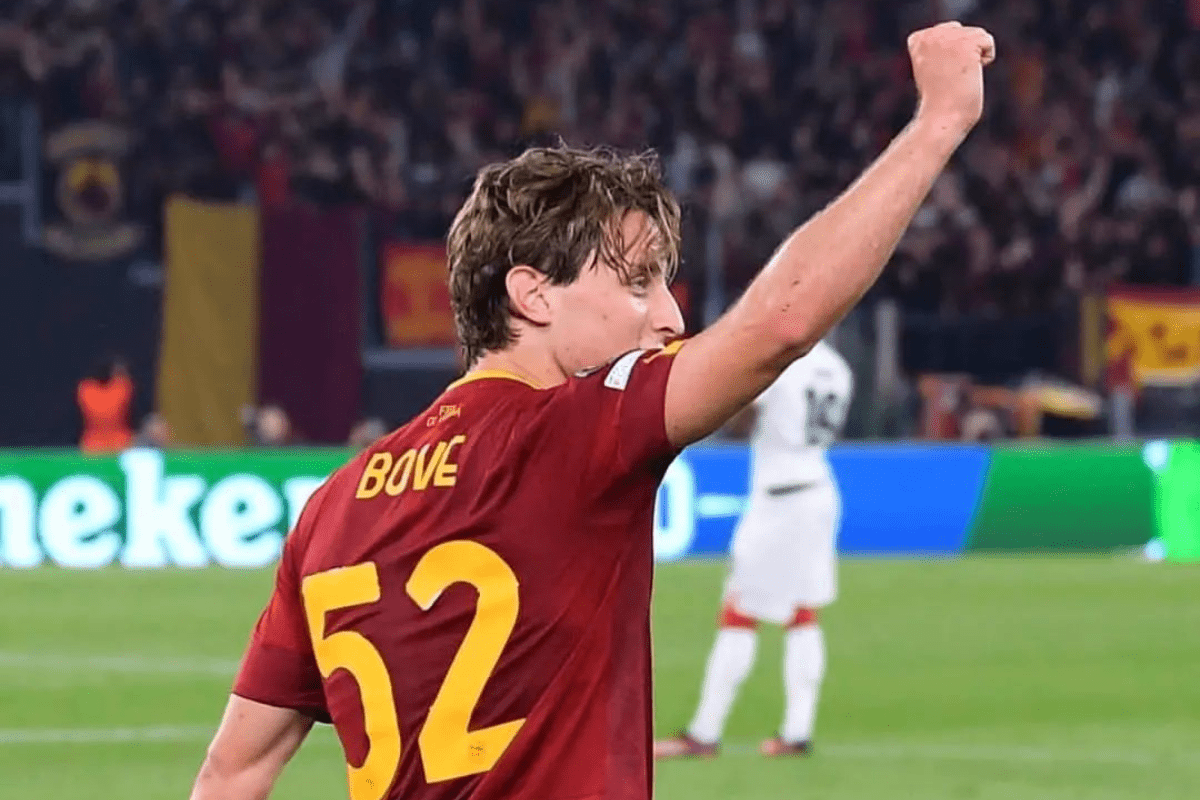 Edoardo Bove esulta con la maglia della Roma