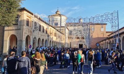 Fedeli in attesa dell'uscita della Madonna delle Grazie